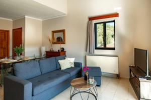 A television and/or entertainment centre at Golden Flower's Apartment
