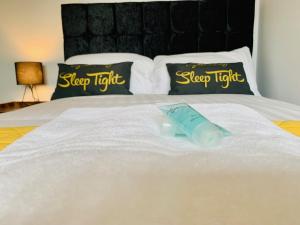מיטה או מיטות בחדר ב-The Gathering Sale - Sleeps Up To 22