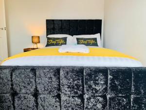 ein Schlafzimmer mit einem Bett aus einer Steinmauer in der Unterkunft The Gathering Sale - Sleeps Up To 22 in Sale