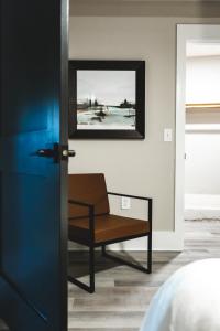 una habitación con una silla y una foto en la pared en Three Trails en Elkin