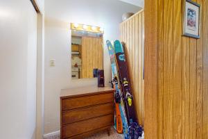 una habitación con esquís apoyados en una pared en Sierra Del Sol 5, en Taos Ski Valley