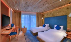 Una cama o camas en una habitación de Hotel Barahi Pokhara