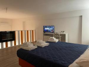 um quarto com uma cama com toalhas em Luxury Suite em Mesagne
