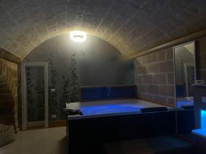 uma casa de banho com uma banheira azul num quarto em Luxury Suite em Mesagne