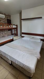 Habitación con 2 camas individuales en Hotel Pousada Bossa Nova en Maceió