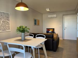 sala de estar con mesa, sillas y sofá en Rent a Flat en Córdoba