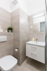 Kúpeľňa v ubytovaní New Blue Danube Apartment with Balcony and Parking