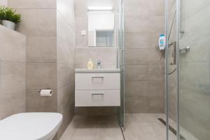 Kúpeľňa v ubytovaní New Blue Danube Apartment with Balcony and Parking
