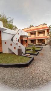 una casa con una escalera delante de ella en The Boho County, en Varkala