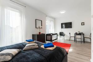 um quarto com uma cama grande e almofadas azuis em New Blue Danube Apartment with Balcony and Parking em Budapeste