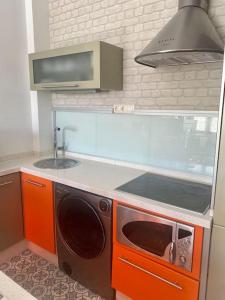 Kuchyňa alebo kuchynka v ubytovaní FIBES Apartamento con piscina y parking gratis