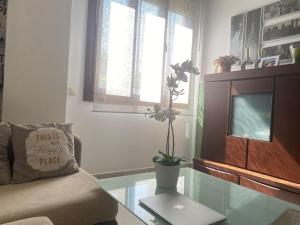 Posedenie v ubytovaní FIBES Apartamento con piscina y parking gratis