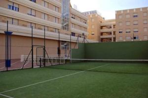 Tenis alebo squash v ubytovaní FIBES Apartamento con piscina y parking gratis alebo jeho okolí