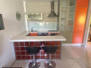 Kuchyňa alebo kuchynka v ubytovaní FIBES Apartamento con piscina y parking gratis