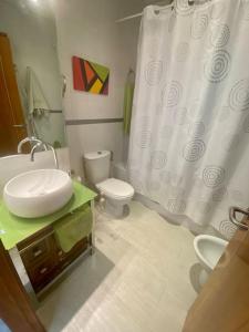 uma casa de banho com um lavatório, um WC e um chuveiro em FIBES con parking gratis. Apartamento Sevilla Este. em Sevilha