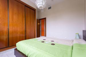 Posteľ alebo postele v izbe v ubytovaní FIBES Apartamento con piscina y parking gratis