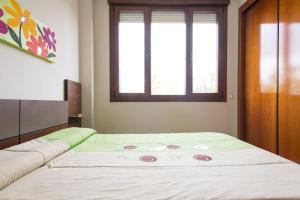 Posteľ alebo postele v izbe v ubytovaní FIBES Apartamento con piscina y parking gratis