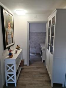 een hal met een wit bureau en een schilderij aan de muur bij Casa Aurelia in Rome