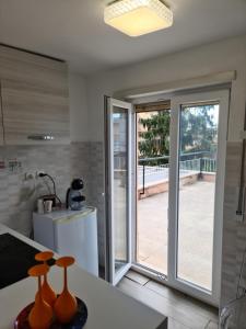 een keuken met een glazen schuifdeur naar een patio bij Casa Aurelia in Rome