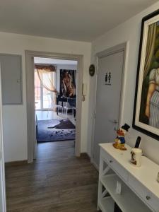 een woonkamer met een vrouw in de deuropening bij Casa Aurelia in Rome