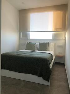 een slaapkamer met een groot bed en een raam bij Blanco Homes & Living 3A in El Tablero