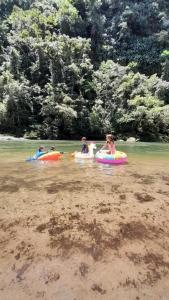 Eine Gruppe von Kindern reitet auf Rohren im Wasser in der Unterkunft PlayaSelva EcoLodge in Archidona