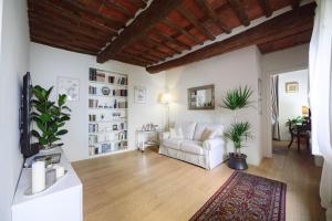 sala de estar con sofá blanco y mesa en Corte Paolina - charming courtyard inside Lucca, en Lucca