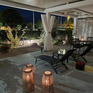 Patio lub wspólna przestrzeń na świeżym powietrzu w obiekcie Apartman Magnolija Umag