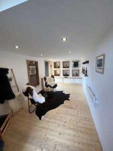 a living room with two people sitting in chairs at BEe HOME - Urlaubs und Business Loft in Kevelaer