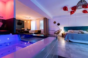 a living room with a aquarium in the middle of a room at Suite and Spa 21 in Dijon