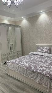 um quarto com uma cama grande e uma cómoda em Apartment Vefa Bishkek em Bishkek
