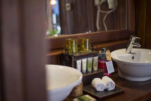 encimera con lavabo y espejo en Neptune Mara Rianta Luxury Camp - All Inclusive. en Masai Mara