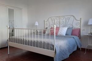 - une chambre dotée d'un lit blanc avec des oreillers roses et bleus dans l'établissement Casa Mar y Lava, à El Golfo