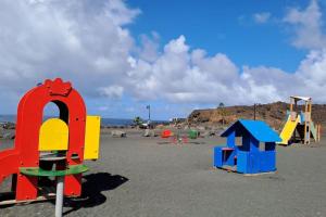 - une aire de jeux pour enfants sur une plage dans l'établissement Casa Mar y Lava, à El Golfo