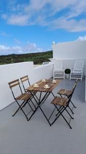 - une terrasse avec 2 chaises, une table et des chaises dans l'établissement Casa Mar y Lava, à El Golfo