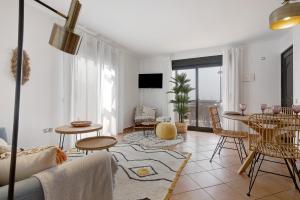 Villa Escapada في لاجاريس: غرفة معيشة مع أريكة وطاولة