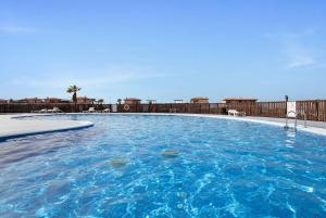 Villa Escapada في لاجاريس: مسبح كبير بمياه زرقاء