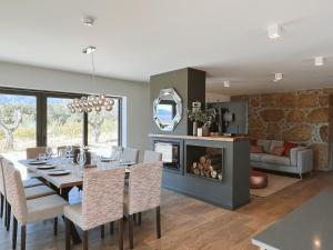 uma sala de jantar com uma mesa e uma lareira em Alto do Ferrum - Boutique Villa na Covilh