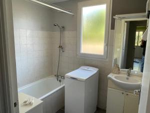 uma casa de banho com uma banheira, um lavatório e um WC. em BAIE MT ST MICHEL VILLA Caprice Rdc 50 m Mer Prés Plage DDAY 7pers em Jullouville-les-Pins