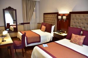 Postel nebo postele na pokoji v ubytování Hotel Morales Historical & Colonial Downtown Core