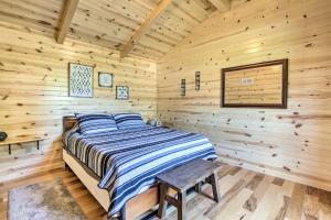 sypialnia z łóżkiem w drewnianym domku w obiekcie Clover Cabin with Hot Tub and Deck in Hocking Hills! w mieście Logan