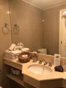 ein Bad mit einem Waschbecken und einem Spiegel in der Unterkunft Green Park in Punta del Este
