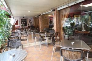 un ristorante con tavoli e sedie su un patio di Mozart Hotel a Beirut