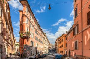 una strada cittadina con edifici e auto parcheggiati sulla strada di Habitat Monti a Roma