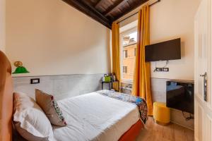 una piccola camera con letto e finestra di Habitat Monti a Roma