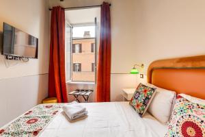 una piccola camera con letto e finestra di Habitat Monti a Roma