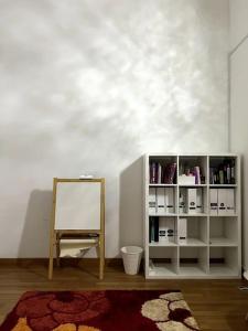 Lapan Ompek Homestay 3 Bedrooms في نيلاي: غرفة مع رف كتاب أبيض ومرآة