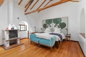 Schlafzimmer mit einem Kingsize-Bett und einem Kamin in der Unterkunft Andenes in Cusco