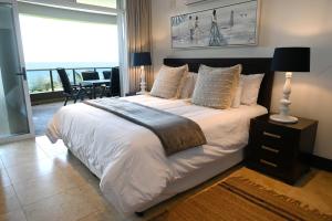 een slaapkamer met een groot bed met uitzicht op de oceaan bij Surfside Ballito - Family Only in Ballito +36 foto's