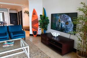 een woonkamer met een uil aan de muur bij Surfside Ballito - Family Only in Ballito
